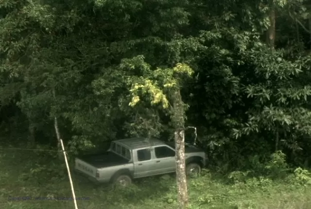 Entre la maleza fue encontrada esta camioneta robada a la Policía. Foto: CNC Arauca.